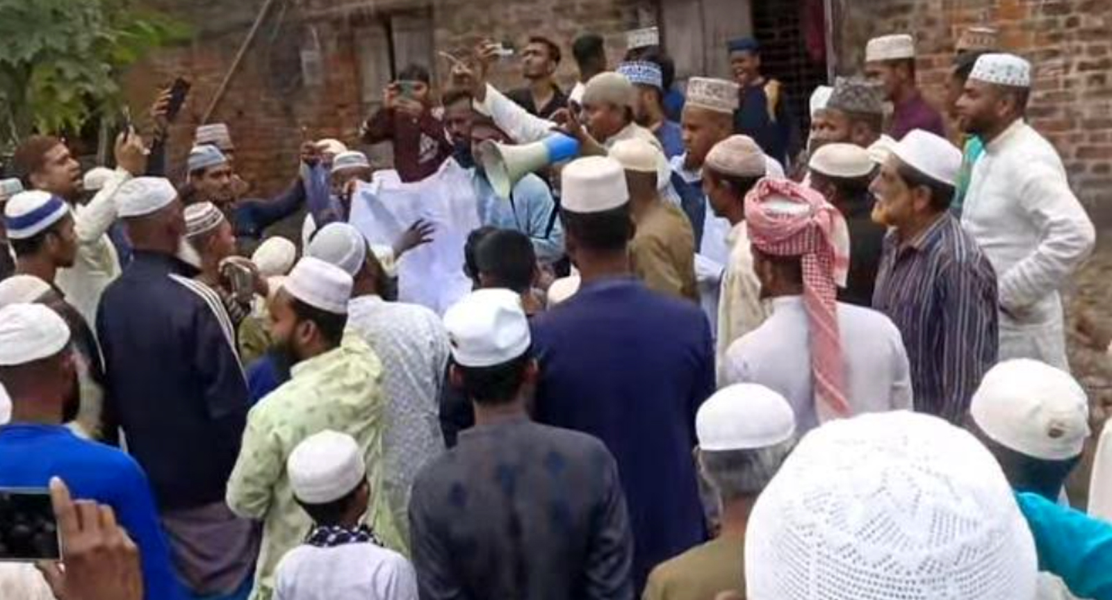 সাতক্ষীরার দেবহাটায় মহানবীকে (সঃ) নিয়ে কুরুচিপূর্ণ মন্তব্যের প্রতিবাদে বিক্ষোভ